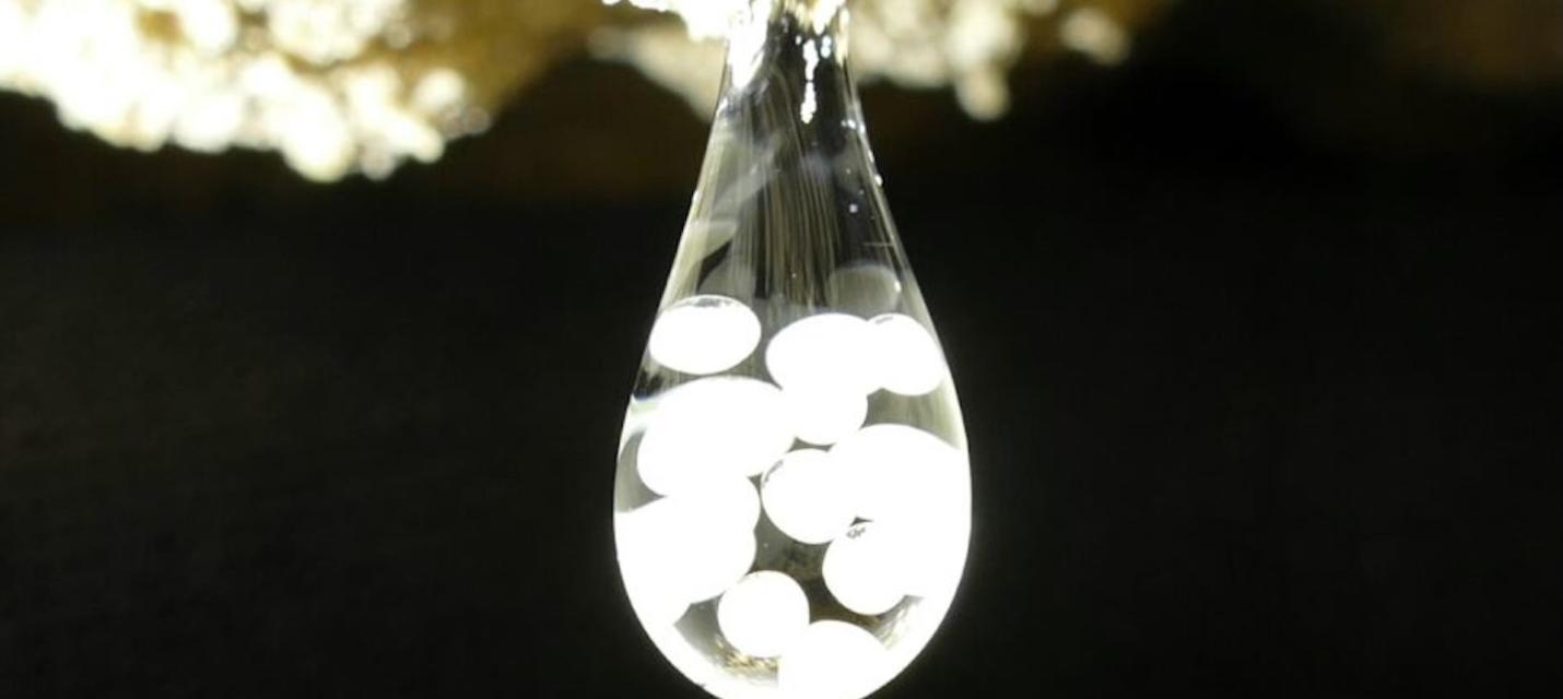 Wassertropfen in Karsthöhle